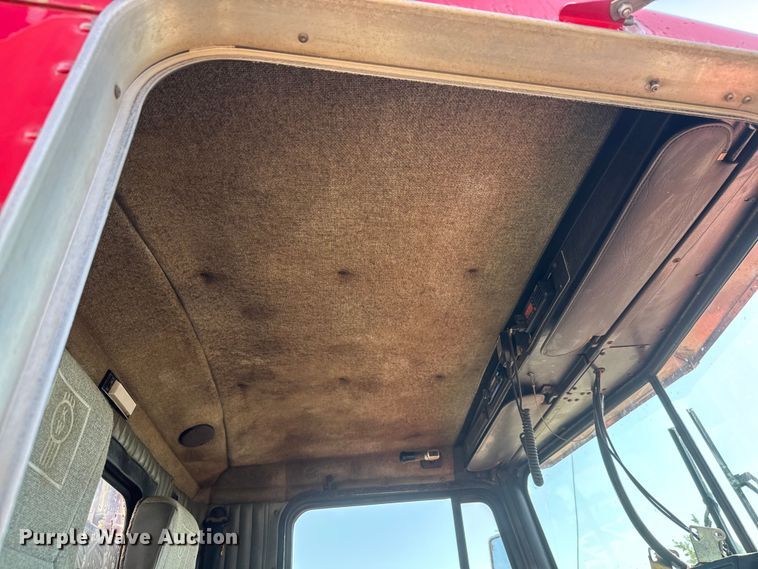 image for item NA9363 2000 Kenworth T800B semi truck