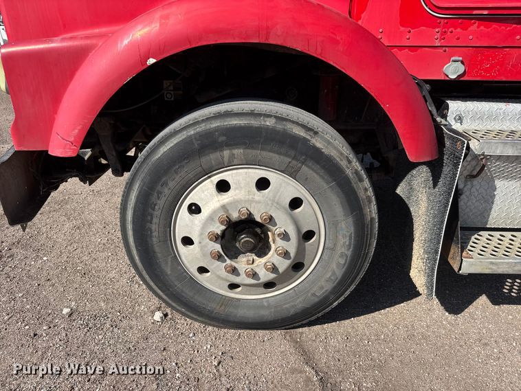 image for item NA9363 2000 Kenworth T800B semi truck