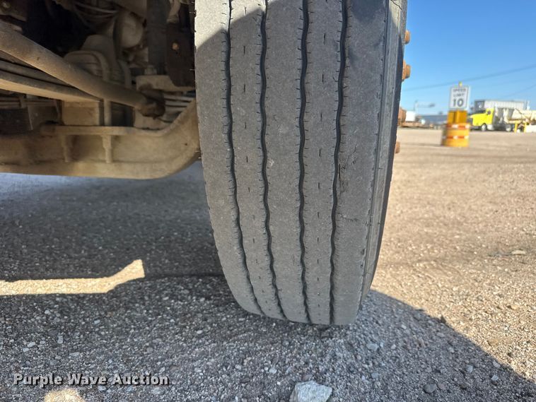 image for item NA9363 2000 Kenworth T800B semi truck