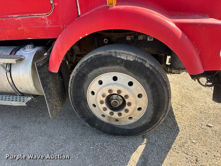 image for item NA9363 2000 Kenworth T800B semi truck