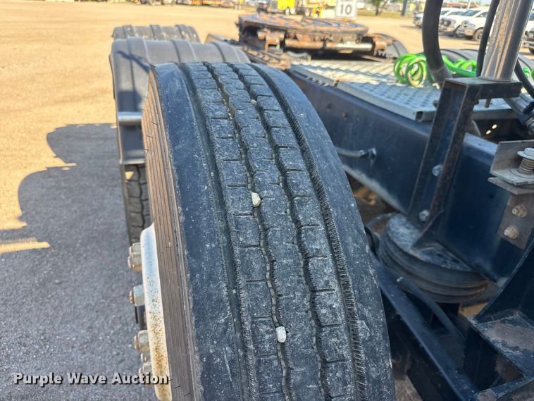 image for item NA9363 2000 Kenworth T800B semi truck