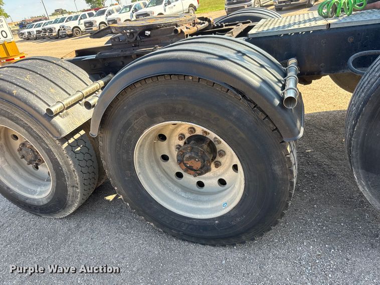 image for item NA9363 2000 Kenworth T800B semi truck