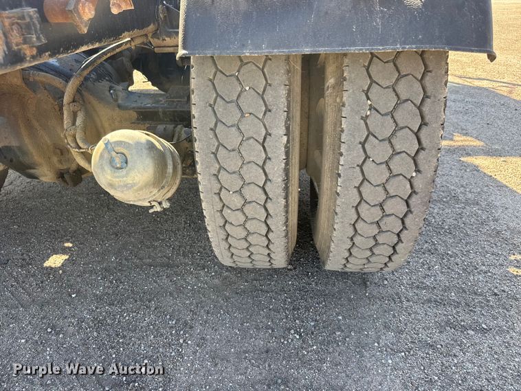 image for item NA9363 2000 Kenworth T800B semi truck