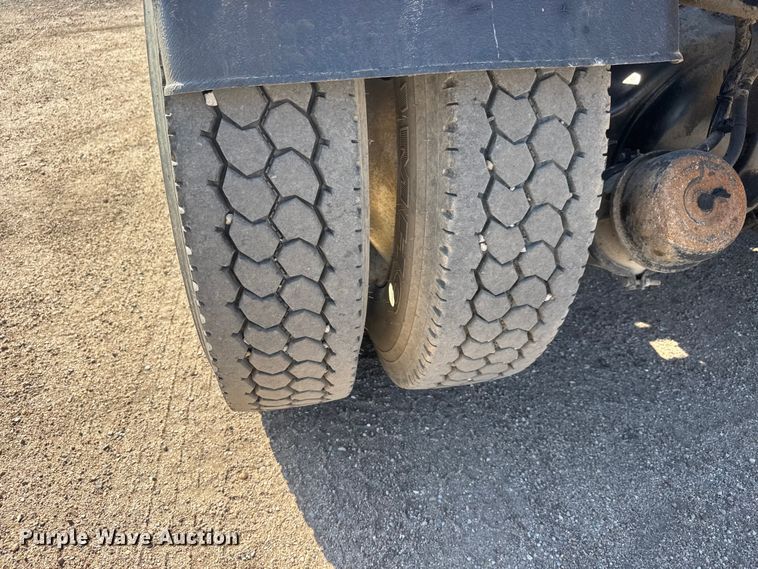 image for item NA9363 2000 Kenworth T800B semi truck