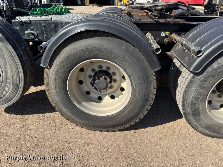 image for item NA9363 2000 Kenworth T800B semi truck