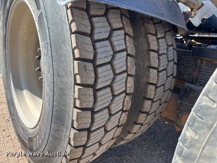 image for item NA9363 2000 Kenworth T800B semi truck