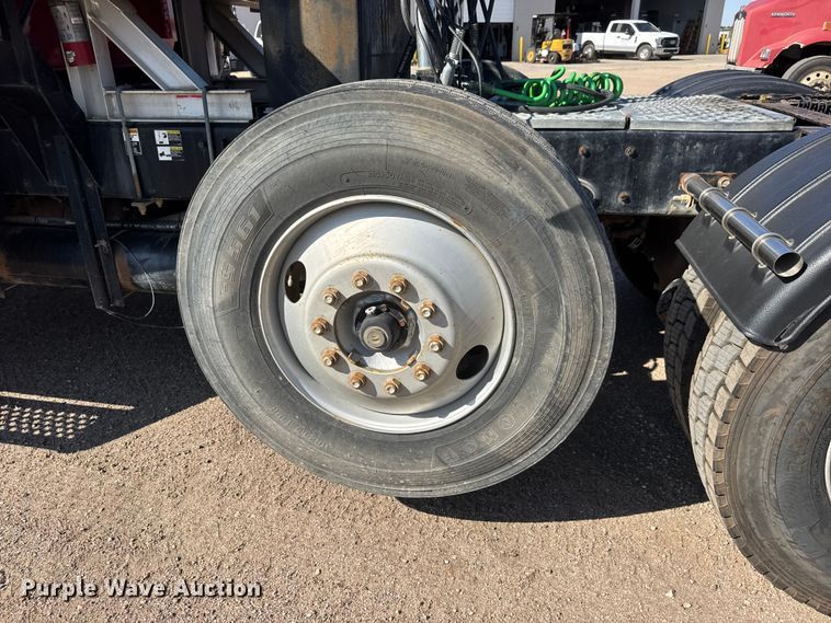 image for item NA9363 2000 Kenworth T800B semi truck