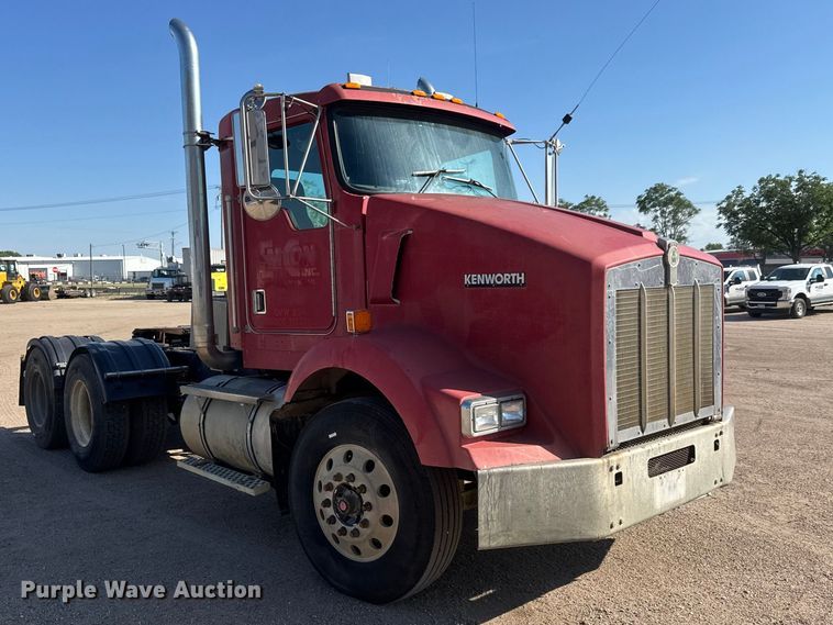 image for item NA9364 2000 Kenworth T800 semi truck