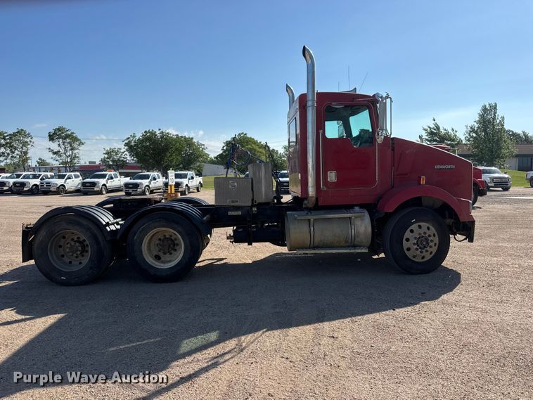 image for item NA9364 2000 Kenworth T800 semi truck