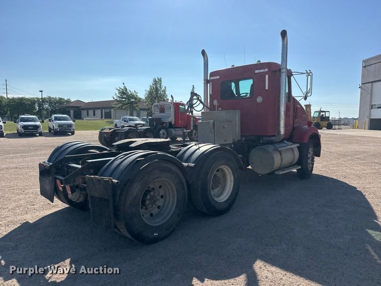 image for item NA9364 2000 Kenworth T800 semi truck