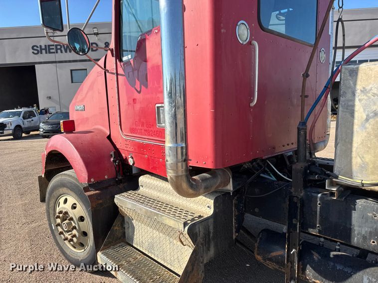 image for item NA9364 2000 Kenworth T800 semi truck