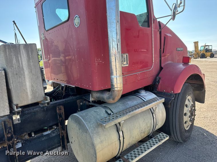 image for item NA9364 2000 Kenworth T800 semi truck
