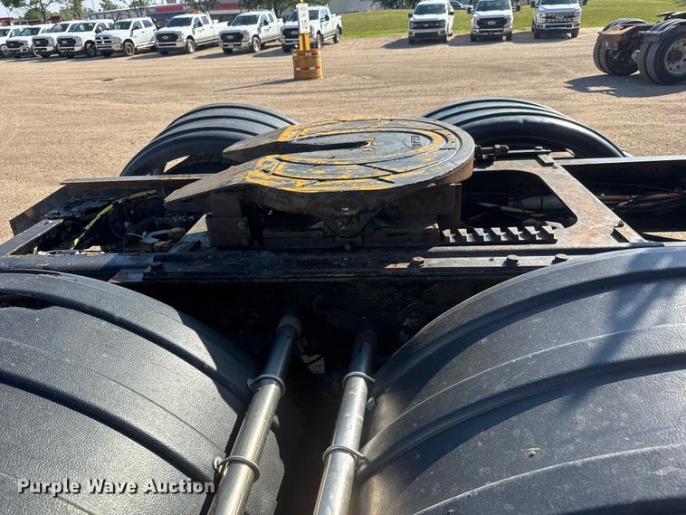image for item NA9364 2000 Kenworth T800 semi truck