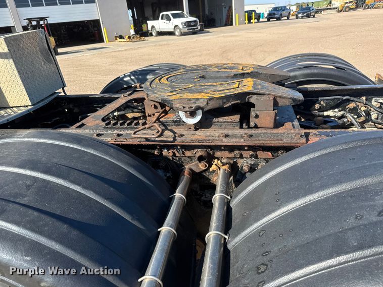 image for item NA9364 2000 Kenworth T800 semi truck