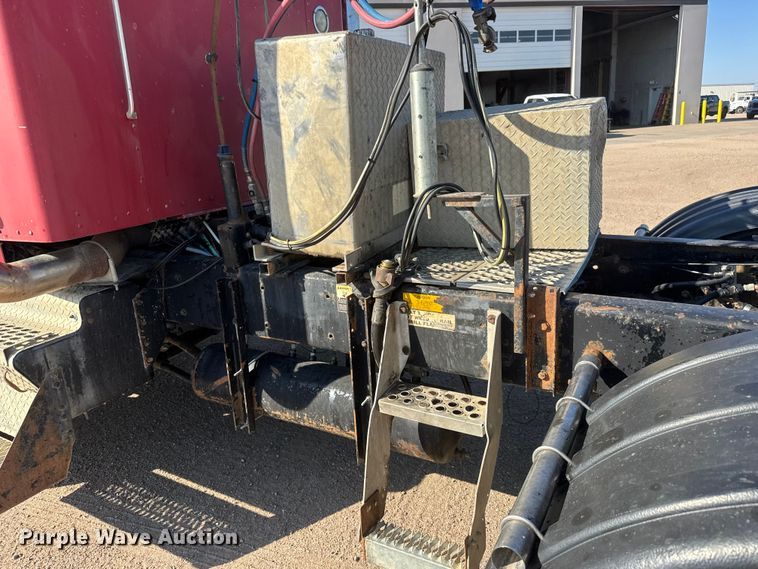 image for item NA9364 2000 Kenworth T800 semi truck