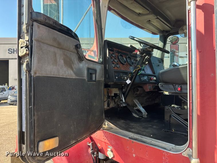 image for item NA9364 2000 Kenworth T800 semi truck