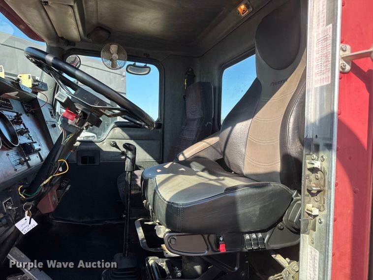 image for item NA9364 2000 Kenworth T800 semi truck