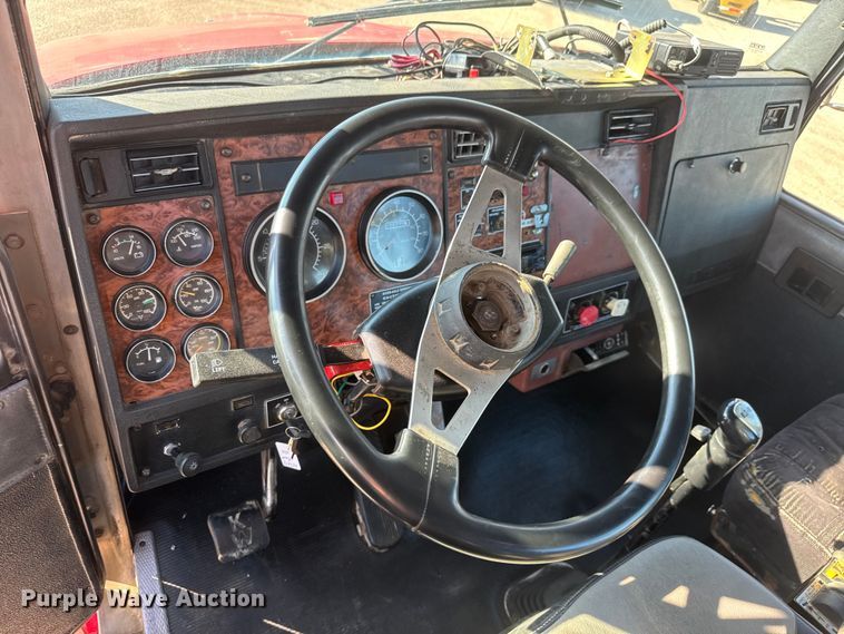 image for item NA9364 2000 Kenworth T800 semi truck
