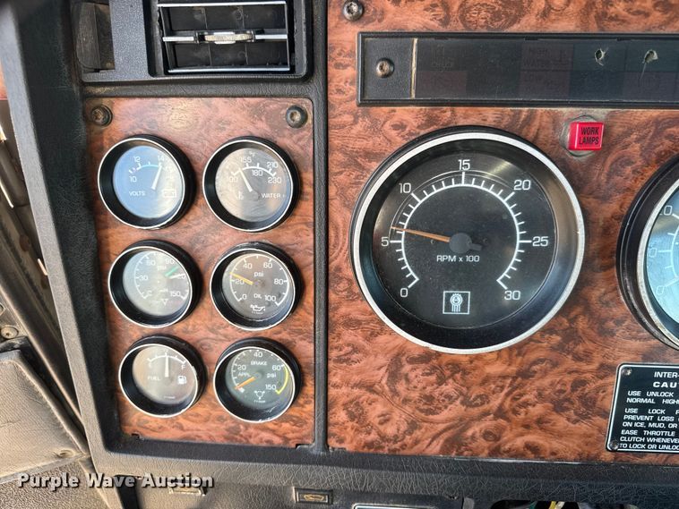 image for item NA9364 2000 Kenworth T800 semi truck