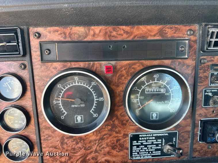 image for item NA9364 2000 Kenworth T800 semi truck