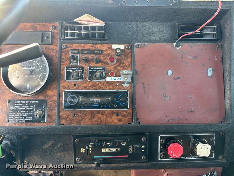 image for item NA9364 2000 Kenworth T800 semi truck