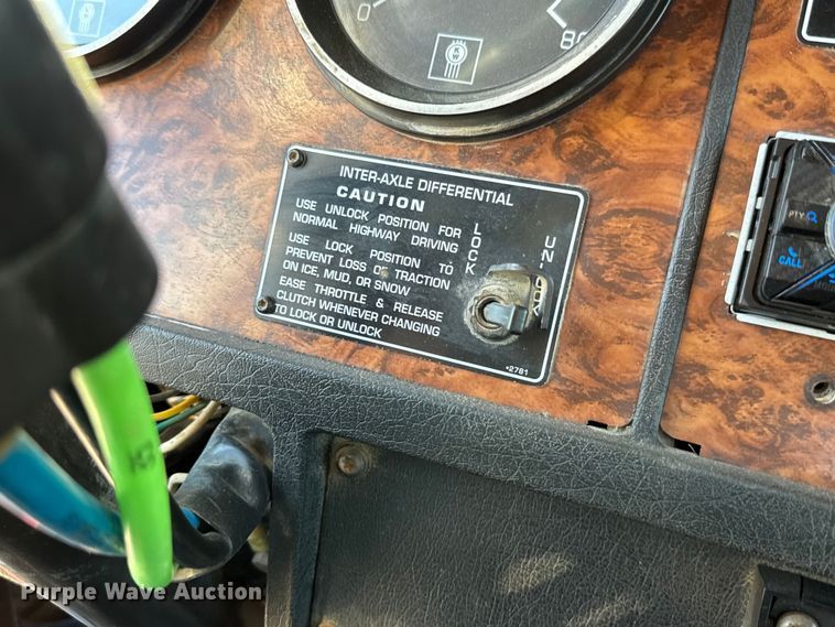 image for item NA9364 2000 Kenworth T800 semi truck