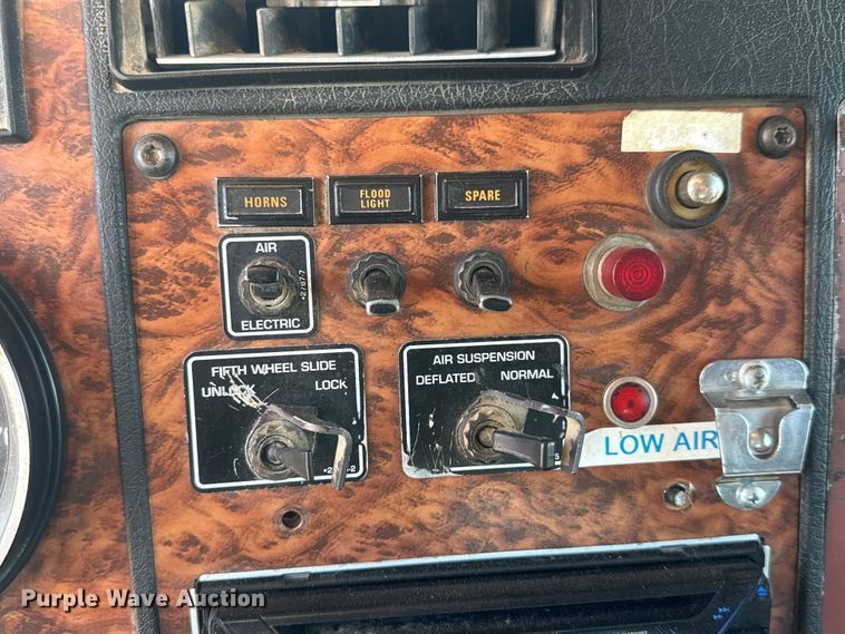 image for item NA9364 2000 Kenworth T800 semi truck