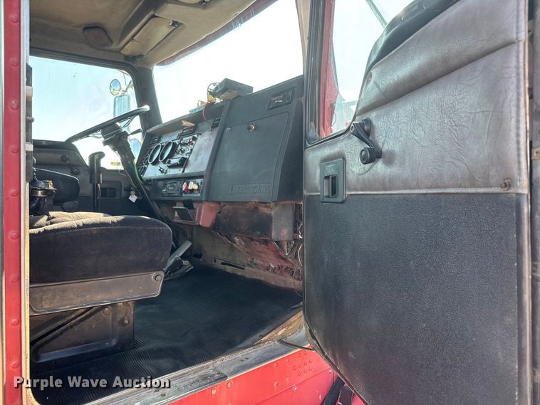 image for item NA9364 2000 Kenworth T800 semi truck