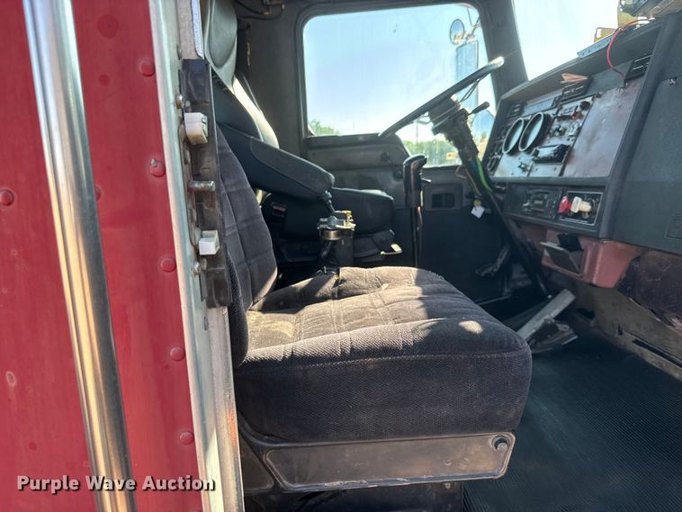image for item NA9364 2000 Kenworth T800 semi truck