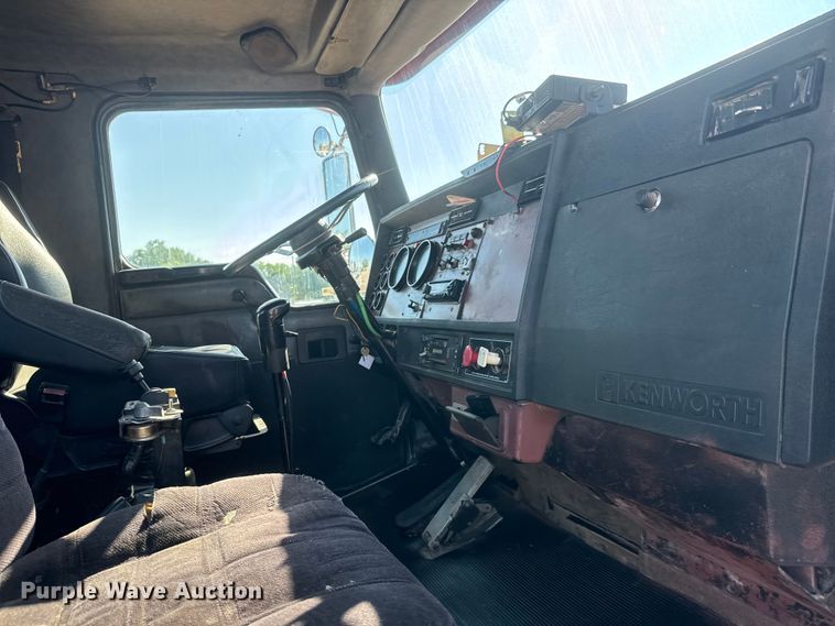 image for item NA9364 2000 Kenworth T800 semi truck