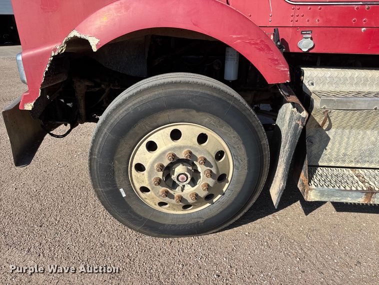 image for item NA9364 2000 Kenworth T800 semi truck