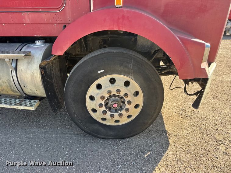 image for item NA9364 2000 Kenworth T800 semi truck