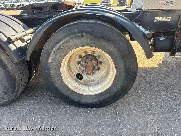 image for item NA9364 2000 Kenworth T800 semi truck