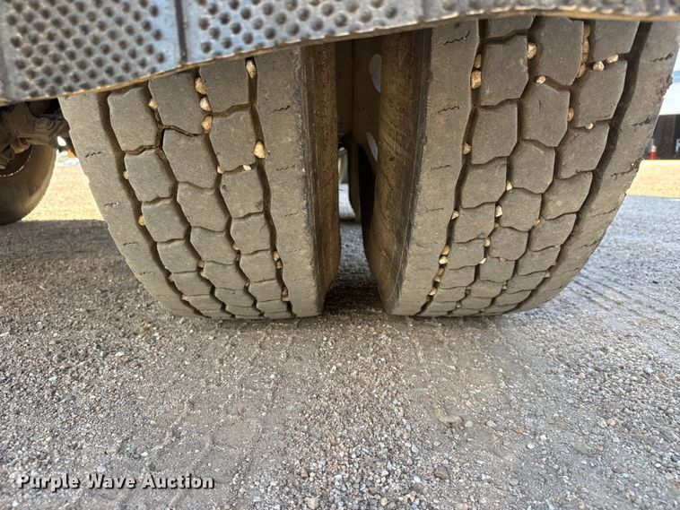 image for item NA9364 2000 Kenworth T800 semi truck