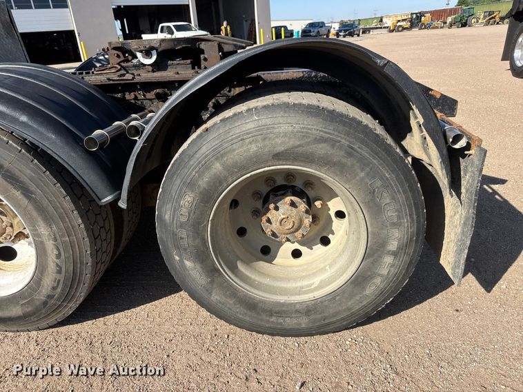 image for item NA9364 2000 Kenworth T800 semi truck