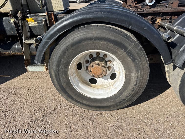 image for item NA9364 2000 Kenworth T800 semi truck