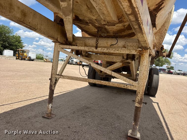 image for item NA9368 2001 Ranch end dump trailer