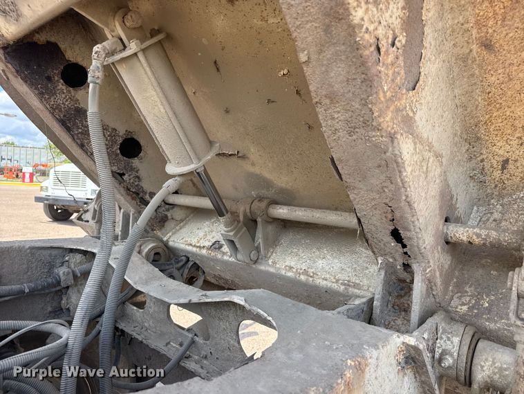 image for item NA9368 2001 Ranch end dump trailer