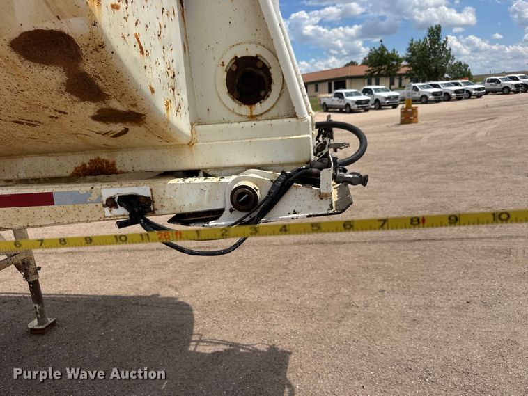 image for item NA9368 2001 Ranch end dump trailer