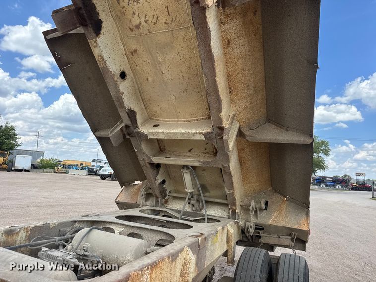 image for item NA9372 2001 Ranch end dump trailer