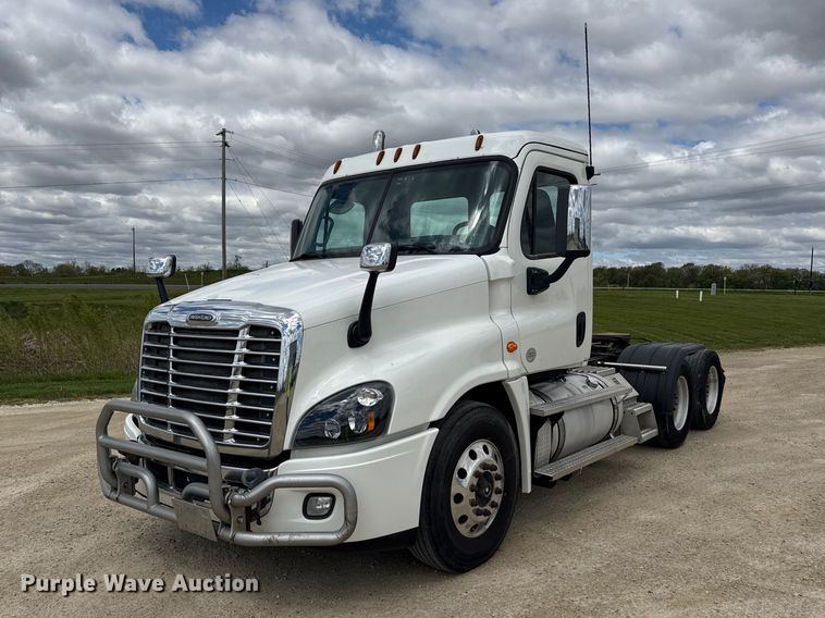 image for item ND9476 2017 Freightliner Cascadia semi truck