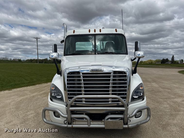 image for item ND9476 2017 Freightliner Cascadia semi truck