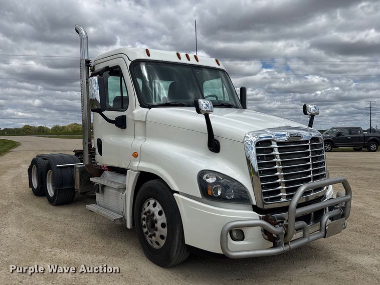 image for item ND9476 2017 Freightliner Cascadia semi truck