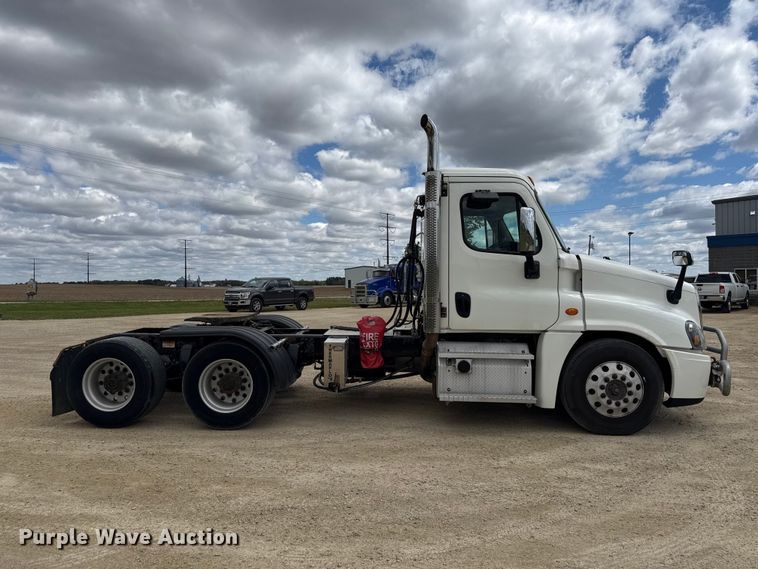 image for item ND9476 2017 Freightliner Cascadia semi truck