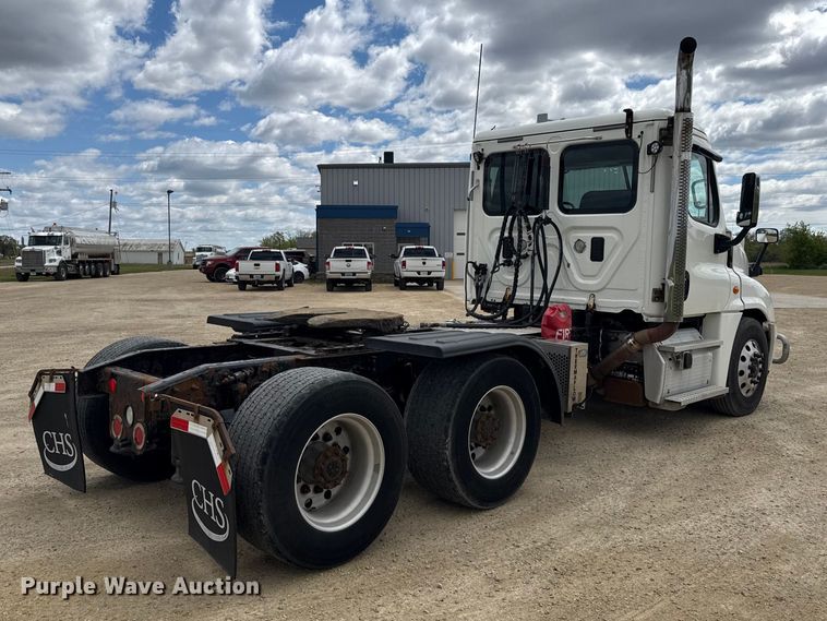 image for item ND9476 2017 Freightliner Cascadia semi truck