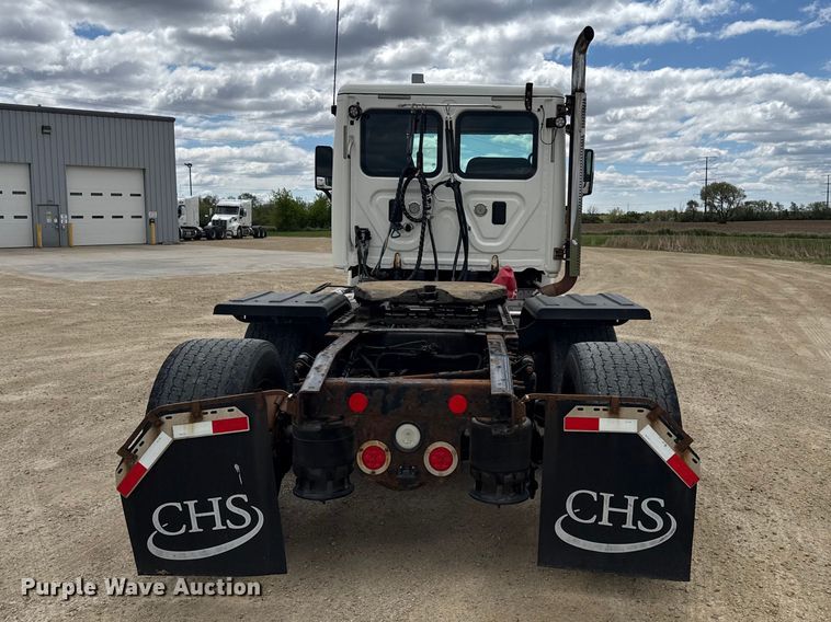 image for item ND9476 2017 Freightliner Cascadia semi truck