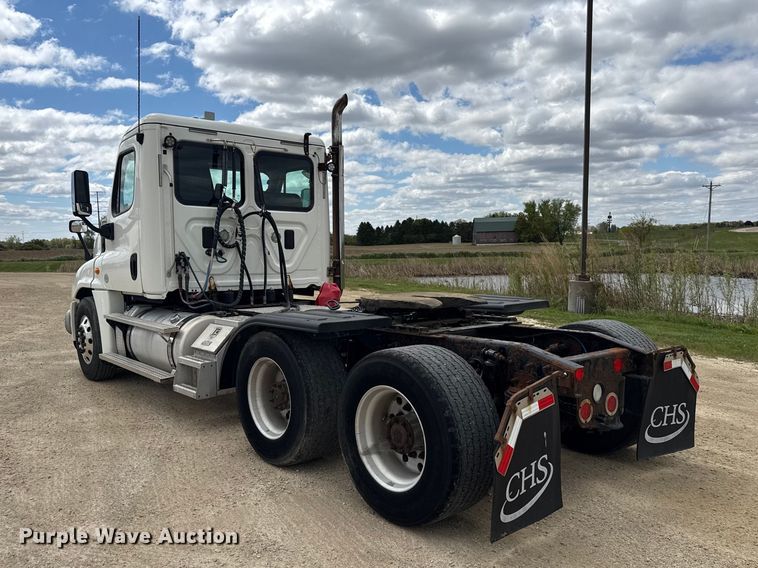 image for item ND9476 2017 Freightliner Cascadia semi truck