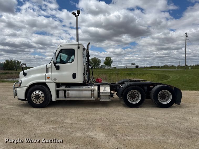 image for item ND9476 2017 Freightliner Cascadia semi truck