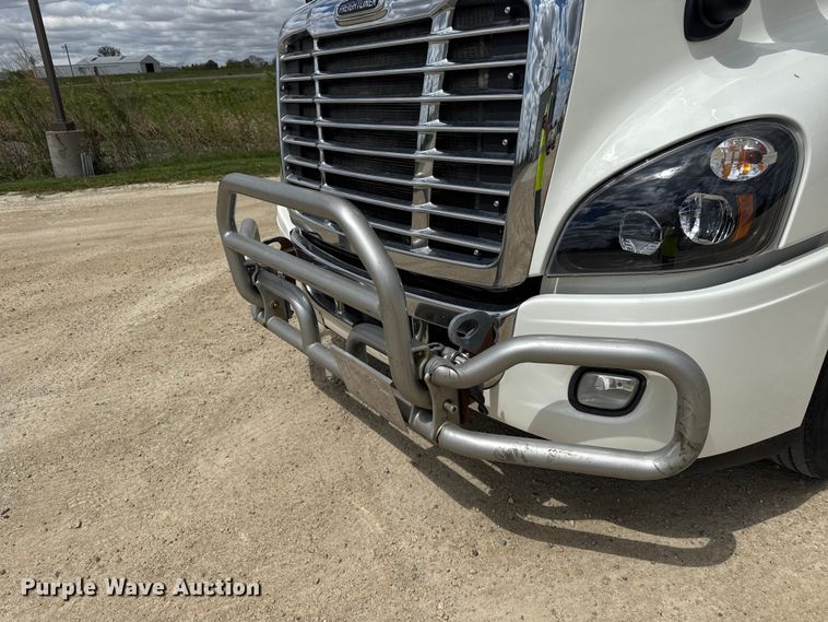 image for item ND9476 2017 Freightliner Cascadia semi truck