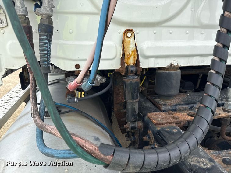 image for item ND9476 2017 Freightliner Cascadia semi truck